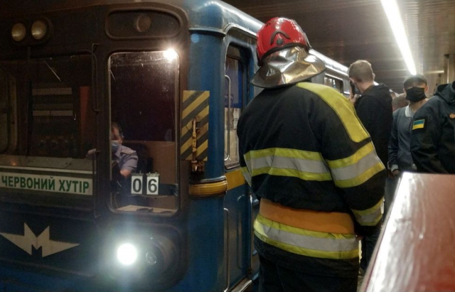 У київській підземці, впавши з даху потягу, загинув мешканець Ужгорода (ФОТО, ВІДЕО)