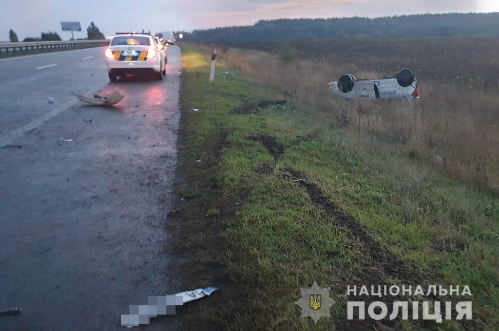 На Житомирщині 21-річний водій із Закарпаття за кермом мікроавтобуса зіткнувся з легковиком (ФОТО)