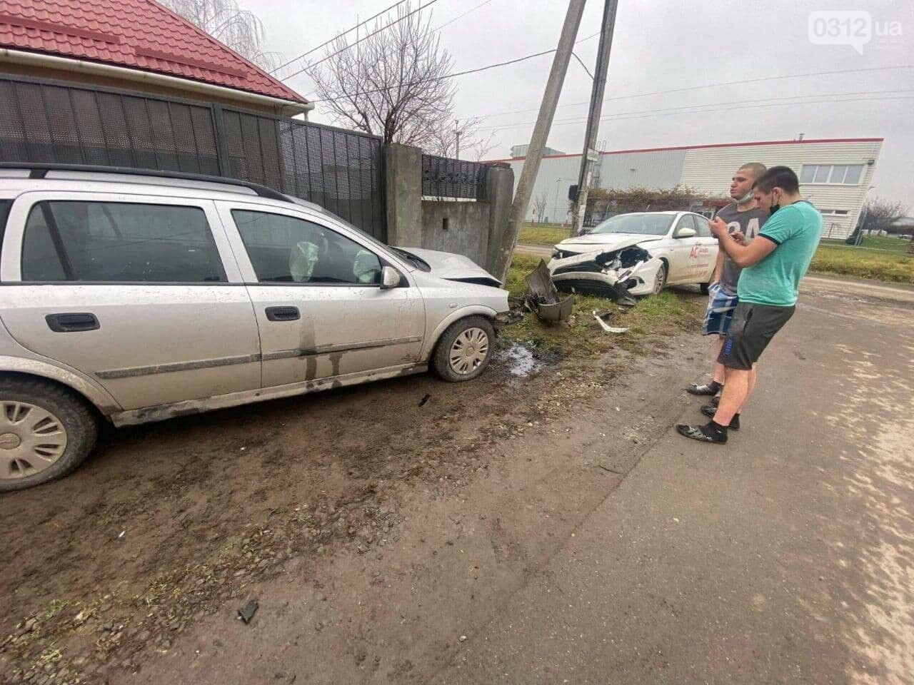 У приужгородському Минаї "п'яний" Opel врізався у припарковане авто (ФОТО)