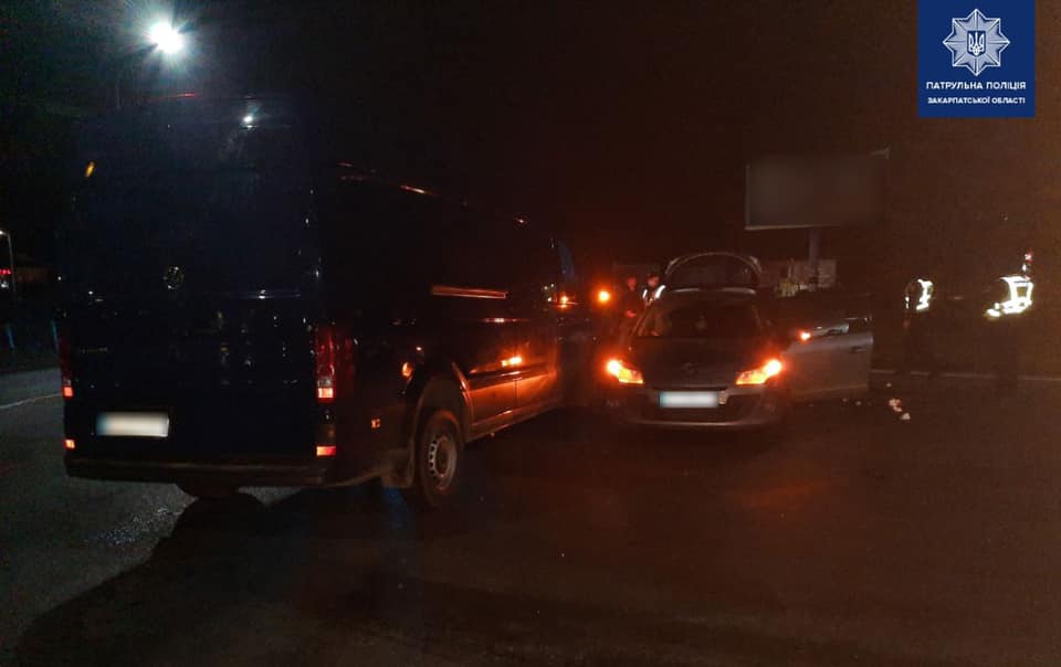 Унаслідок зіткнення двох автівок на Мукачівщині один із пасажирів опинився в лікарні (ФОТО)