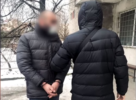 В Ужгороді затримали вже судимого зловмисника, який в складі групи обкрадав автівки (ВІДЕО)