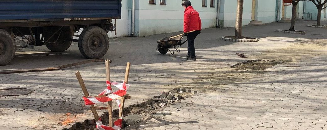Зливову мережу почали ремонтувати на площі Тетральній в Ужгороді (ФОТО, ВІДЕО)