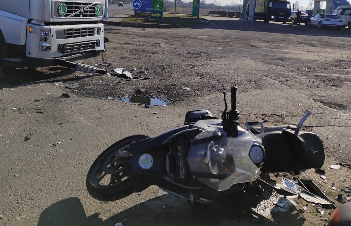 ФОТОФАКТ. У Холмоку на Ужгородщині зіткнулися вантажівка та мотоцикл, мотоцикліст – у лікарні