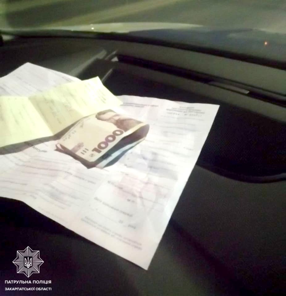 В Ужгороді виявили нетверезого водія, котрий після позбавлення прав керував автомобілем і пропонував хабар (ФОТО)
